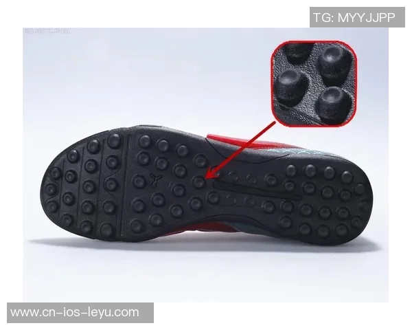 踢足球的钉子鞋如何提升球员表现与场上灵活性探讨